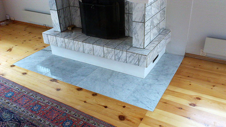 4.Nye marmorfliser blir lagt i flugt med eksisterende gulv/parkett