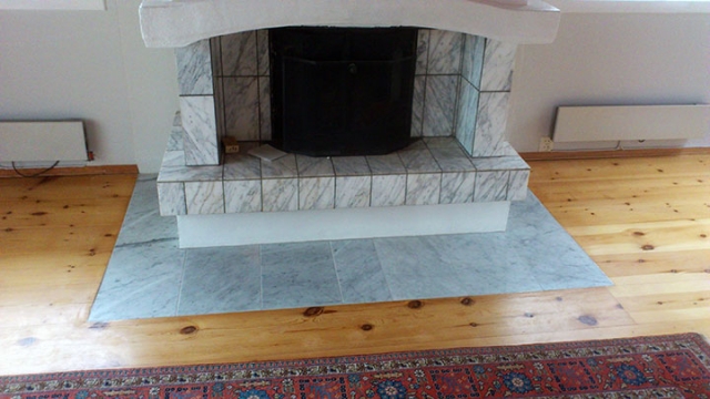 5.Nye marmorfliser blir lagt i flugt med eksisterende gulv/parkett