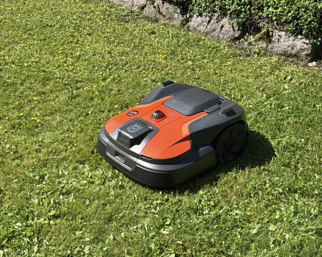Robotgressklipper arbeider på en plen